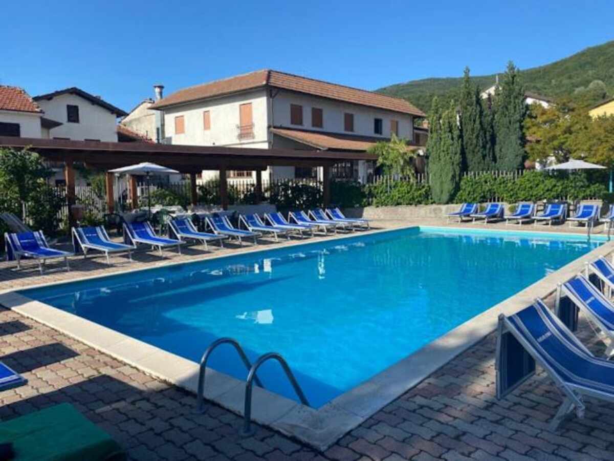 La piscina all'aperto nelle giornate d'estate