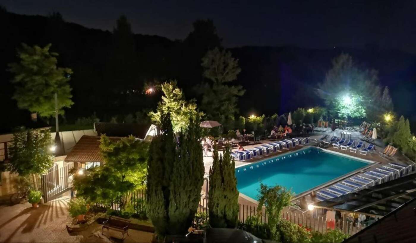 La sera a bordo piscina