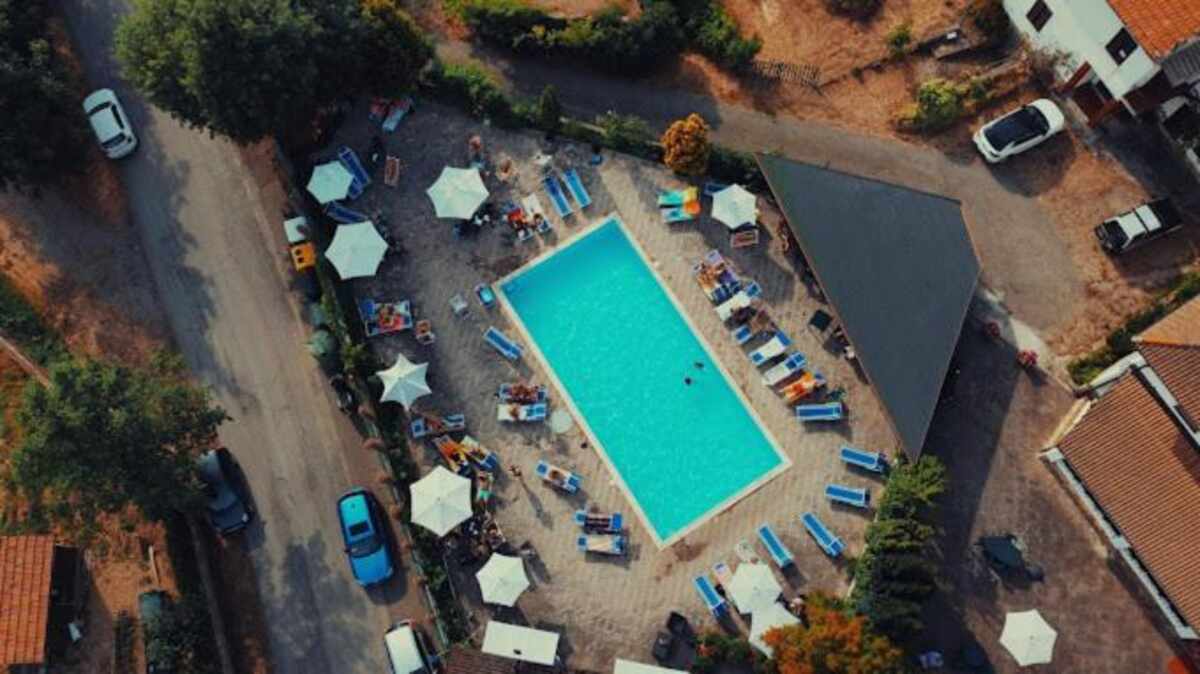 La piscina e il giardino visti dall'alto